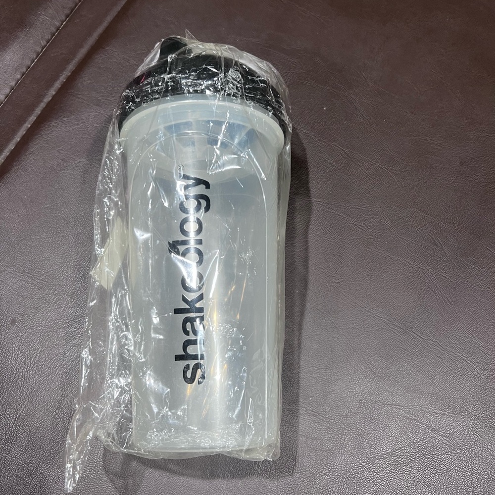 Source Unknown Clear Shaker Bottle with Black Lid